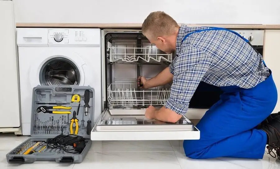 Kemalpaşa Gaggenau servisi teknisyen ekibi beyaz eşya tamiri yaparken